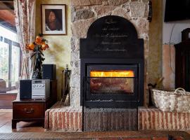 Los Robles Casa Rural 5 Estrellas de Calidad, hotel i Colmenar de Montemayor