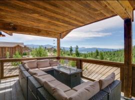 Luxe Cabin w/Hot Tub and Amazing Views, hotel in Grand Lake