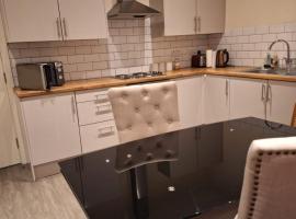 Fabulous Home from Home - Central Long Eaton - Lovely Short-Stay Apartment - HIGH SPEED FIBRE OPTIC BROADBAND INTERNET - HIGH SPEED STREAMING POSSIBLE Suitable for working from home and students Very Spacious FREE PARKING nearby, cheap hotel in Long Eaton