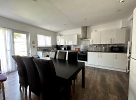 Spacious Holiday Home Near Tube Station - By Starlet Stays, Familienhotel in London