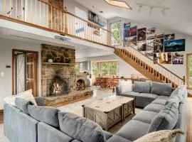 Hot Tub, Screened Porch, Grill, WiFi - Huge Cabin!