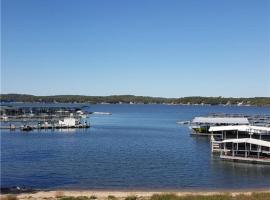 Beach House Sleep 20 with VIP pkg, Bachelor Parties Welcomed, cottage in Lake Ozark