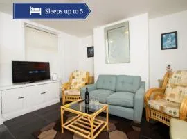 Metropolitan Charm: Stylish 2BR House