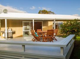 Hosts on the Coast - Beachfront Bliss, cottage in Cooks Beach