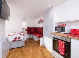 Brand new studio apartment with parking, magánszállás Brighton and Hove-ban