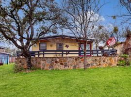 The Collector's Hideaway, hotel with parking in Burnet