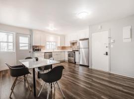 Spacious 3 bedroom apartment in Lasalle - 72, hotel with parking in Montréal
