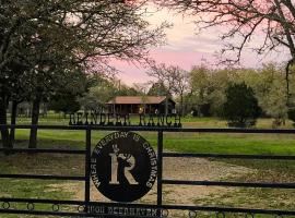 Rudolph - Reindeer Ranch at Round Top、Carmineの駐車場付きホテル