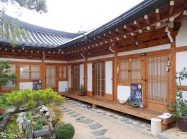 Happiness Full Hanok Guesthouse, pensionat i Jeonju