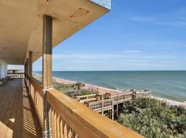 Immaculate, modern stay steps to beach with amazing ocean views