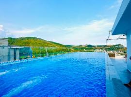 Villa 20 Ngủ Si&ecirc;u vip Trung t&acirc;m B&atilde;i Ch&aacute;y، فيلا في ها لونغ