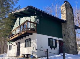 Wandering Creek Ski Home, cottage sa Stratton Mountain