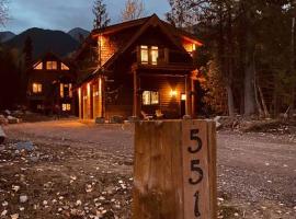 Ski-In Chalet: Private Hot tub, Bonus Bunk House, cabin in Fernie