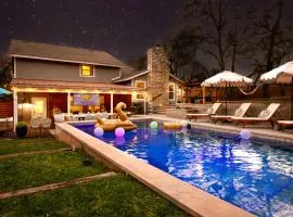 Lux 5BR gem with Heated Pool, SPA, and Outdoor Movie Theater