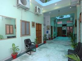 Collection-O Sara Grand Near Ram Manohar Lohia hospital, hotel v destinácii Chinhat