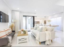 East Vic Park Luxe New Home, hotel em Perth