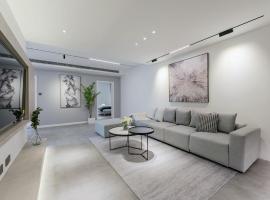 Eastern Hub - ZhongShan Park Metro Station 50m, Modern Light Three-bedroom Apartment