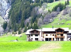 Luxurious chalet in the heart of Vanoise, hotel na may pool sa Champagny-en-Vanoise