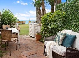 Absolute Beachfront 2BR Pet-Friendly Terrace - The Coachhouse, hotel com piscina em Collaroy