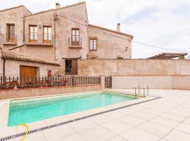 17th century farmhouse in Bages near Montserrat、Castellfullit del Boixのホテル