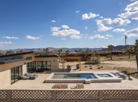 Sol e Cielo Casa Dua rare luxury oasis w pool, hotel in Yucca Valley