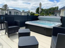 Hot Tub Lodge in the Cotswolds - Pet Friendly, camping resort en South Cerney