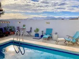 Dachterrassenzimmer in romantischem Landhaus mit Pool