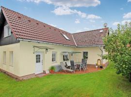 Amazing Home In Rddelin With Kitchen, villa in Röddelin