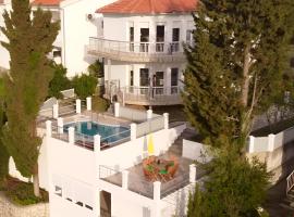 holiday home private villa with a pool, hotel v Ulcinji