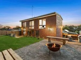 Beachside Weekender Retreat with Spa sleeps 11-13
