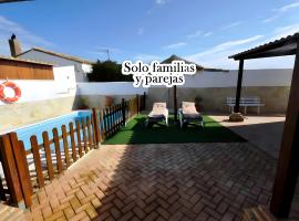 Casa con piscina privada solo familias y pareja, hotel en Conil de la Frontera