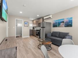 Fully Renovated - Walk to Beach - The Americana, orlofshús/-íbúð í Hampton Beach