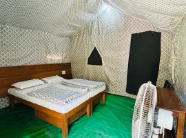 Camp High 5 Jayalgarh (Near Devprayag) by Himalayan Eco Lodges, hotelli, jossa on pysäköintimahdollisuus kohteessa Dāngchura
