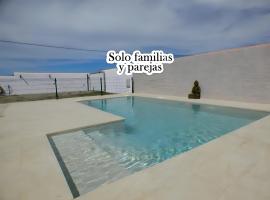 Casa rural Majadales piscina privada alta calidad, sveitagisting í Conil de la Frontera