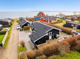 3 Bedroom Awesome Home In Juelsminde, holiday home sa Sønderby