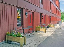 Beautiful Apartment In Frjestaden With Wifi, hotel in Färjestaden