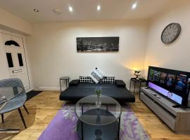 Snug retreat in Reading, hotel with parking in Earley