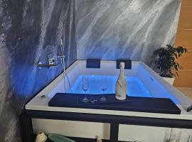 Blue Hole Jacuzzi Suite e B&B Santeramo in Colle, hotel familiar en Santeramo in Colle