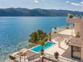 Villa Maris, 10m from beach, infinity pool