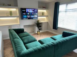 Impeccable 3-Bed House in Walsall, hotel in Walsall