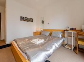 Private Ensuite Room with Balcony at the Heart of Cardiff, hotell i Cardiff