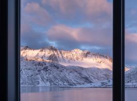 Polar Panorama Lodge, hotel de playa en Fjordgård