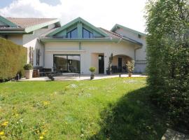 Pretty terraced house with garden level and garage, villa i Aix-les-Bains