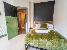 Modern work Retreat with Dedicated Workspace Pass the Keys, hotel in Beeston