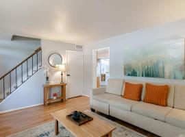 Private Pool & Yard Mins to Dining & University, khách sạn ở Mobile