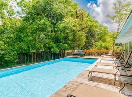 Private Pool & Yard Mins to Dining & University, hytte i Mobile