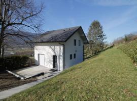Pretty new and comfortable house between towns and lakes, hotel din Voglans