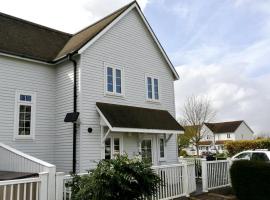 Cerney House, Windrush Lake, Cotswold Water Park, дом у озера в аренду в городе Саут-Серни