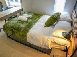 Comfortable stylish room Pass the Keys, huoneisto kohteessa Beeston