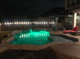Luxury 4 BR home with Pool near attractions (Cobbl.), hotel a Helotes